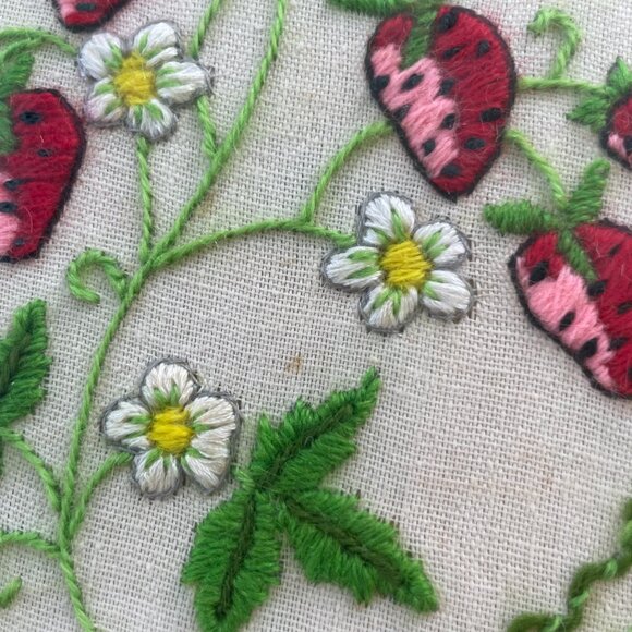Vintage Crewel Embroidery Framed Strawberries Retro Cottage Core 12 X 12 - Picture 4 of 8